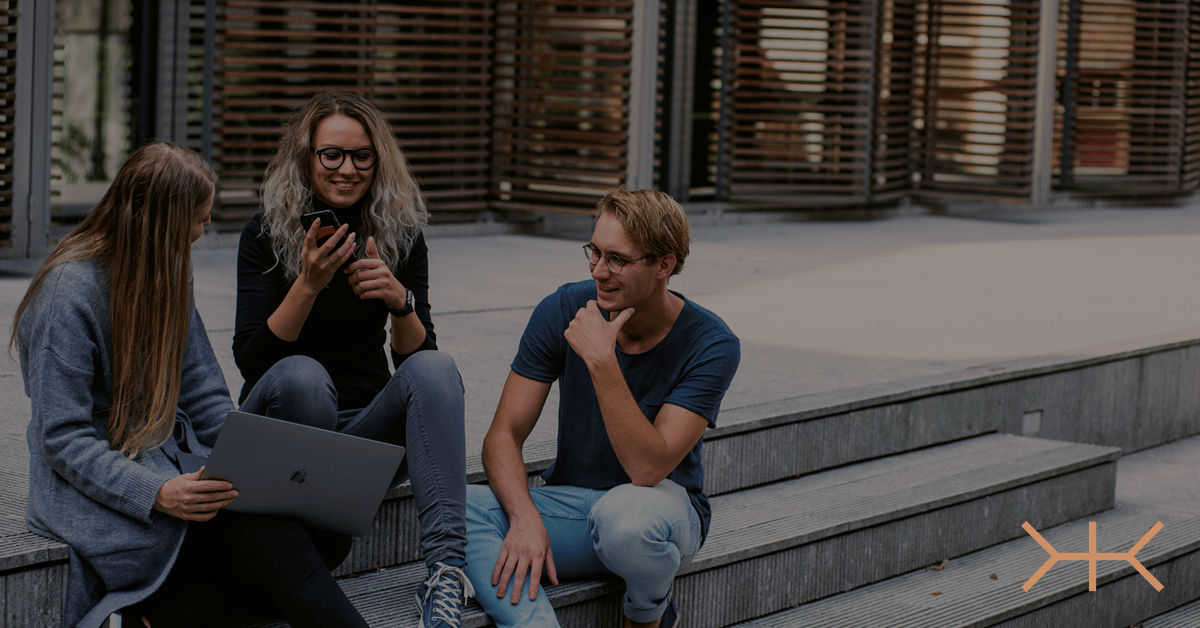meldunek studenta - studenci siedzący na schodach